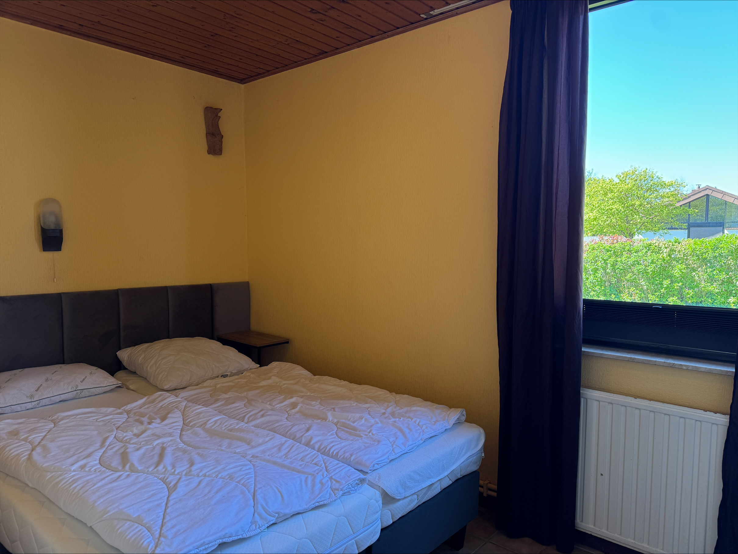 Slaapkamer met raam